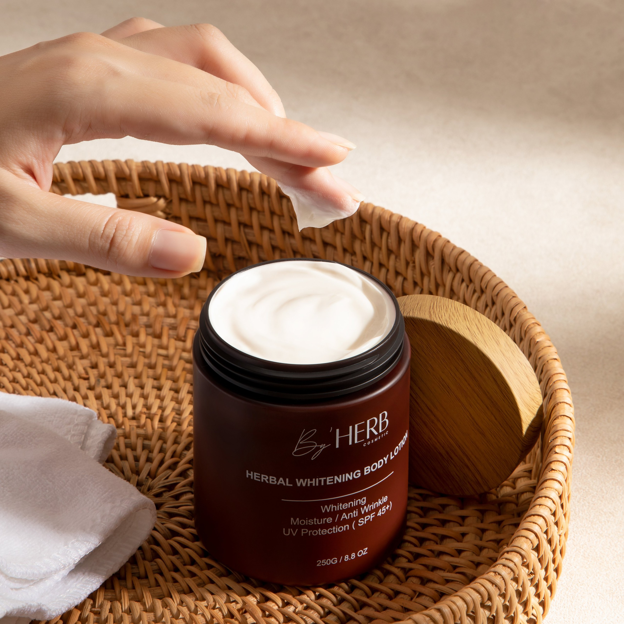 KEM DƯỠNG TRẮNG DA BODY BY'HERB - HERBAL WHITENING BODY LOTION 250G | BigBuy360 - bigbuy360.vn