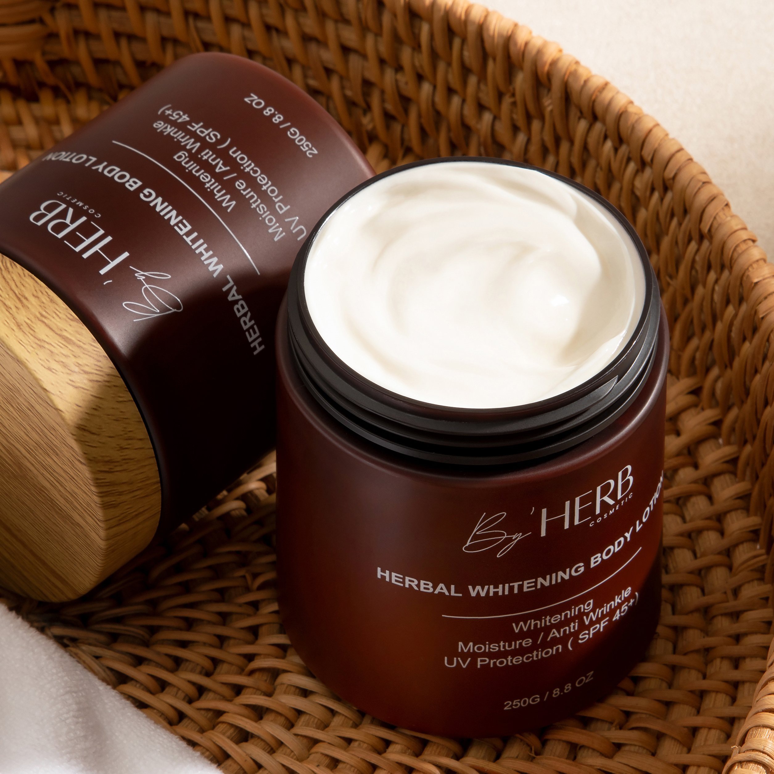 KEM DƯỠNG TRẮNG DA BODY BY'HERB - HERBAL WHITENING BODY LOTION 250G | BigBuy360 - bigbuy360.vn